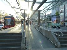 Hochflurbahnsteig am Berta-v-Suttner-Pl, links zum niederfl. Bahnsteig durchfahrende 62