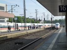 linker Zug: Türen werden freigegeben, obwohl nicht alle Wagen am Bahnsteig stehen