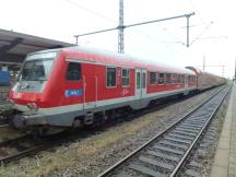 doppelstöckiger Regionalzug mit einstöckigem Steuerwagen in Immenstadt