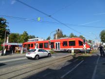 BR 640 kreuzt niveaugleich die Gleise der Straßenbahn-Linie 301 in GE-Buer Süd