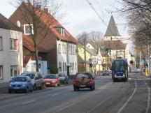 wohin? Links Auto & rechts Straßenbahn im Gegenverkehr (Ecke Rübenkamp)