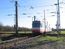 sehr ungewöhnlicher BÜ: Stadtbahn kreuzt DB auf freiem Felde