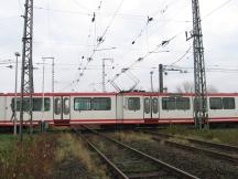 sehr ungewöhnlicher BÜ: Stadtbahn kreuzt DB auf freiem Felde