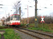 höchst ungewöhnlicher Bahnübergang - mit Schranken für die Stadtbahn