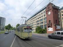 Tw 2501 (Bj 1956) auf der Grafenberger Allee, rechts Turm der Firma Haniel&Lueg