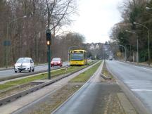 könnte kaum bezeichnender sein: aus der Straßenbahnstrecke wurde der Spurbus