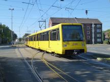 Dreischienengleisausfädelung: rechts ab 301 zur Essener Str, geradeaus U11 nach Essen