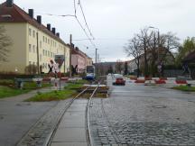 geschlossene Schranken am BÜ Westerhäuser Str - die Straßenbahn muss warten