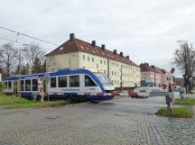 HarzElbeExpress überquert die Straßenbahntrasse in Halberstadt