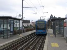 H Niederkaufungen Mitte: durch doppelte Gleisverschlingung Tram näher am Bahnsteig