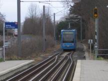 H Niederkaufungen Mitte: durch doppelte Gleisverschlingung Tram näher am Bahnsteig