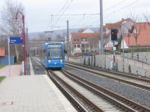Bf Niederkaufungen: durch Gleisverschlingung kann Tram näher an den Bahnsteig heran