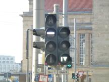 ungewöhnliche Kombination: geradeaus frei, rechts Abbiegeregeln beachten