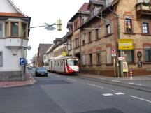 eingleisige Ortsdurchfahrt Großsachsen in Seitenlage, Bahn im Gegenverkehr