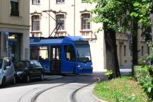 aus der südl. Thierschstr im engen Bogen um den Platz am Maxmonument