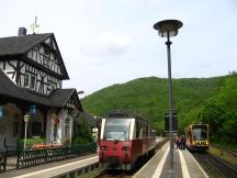 Tw der Harzer Schmalspurbahn (l) und Duo-Straßenbahn (r) in Ilfeld