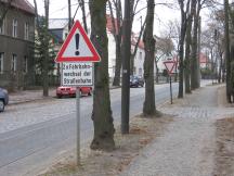 wechselnde Fahrbahnrandlage auf der Schleusenstr