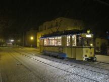 weihnachtlich geschmückter Wagen an der Endstelle Woltersdorf, Schleuse
