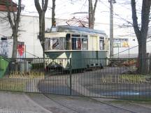 ATw 19 (ex Berlin) vor dem Depot - man beachte den Schriftzug im Depoteingangstor