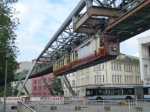 vor dem Geschäfts- und Fabrikgebäude der 