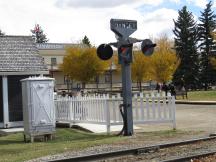historische Bahnübergangsicherung im 1910 Village