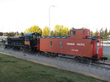 CPR Caboose #437358 steht als Denkmal vor dem Museum