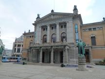 Linie 13 passiert das 1899 eröffnete Nationaltheater