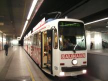 Gelenkwagen der 3. Generation im U-Bahnhof Linz Hbf