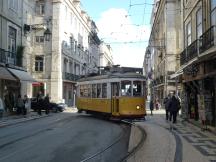 Gleisbogen an der Rua da Conceição Ecke Rua da Prata führt teilw über den Gehweg
