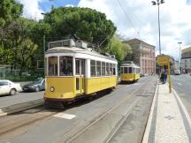 H Estrela - vorne 28E mit Trolleystange, dahinter 25E mit Pantograph