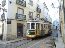 eingleisiger Abschnitt im Stadtteil Alfama: Escolas Gerais Ecke Calçada de São Vicente