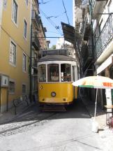 eingleisiger Abschnitt im Stadtteil Alfama: Calçada de São Vicente Ecke Escolas Gerais