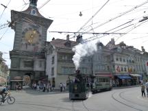 Dampf-Tram (Bj 1894) vor dem Zytglogge am Ende der Marktgasse