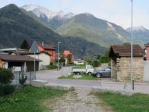 Bahnübergang über die Via della Scuole mit Wartehaus des Hp Castione Villaggio