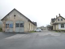 Lokschuppen (links) am Endbf Mesocco