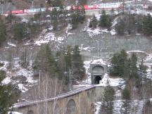 Spiraltunnel bei Grengiols (Zug wird gleich aus Tunnel in Bildmitte kommen)
