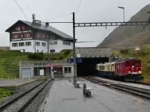 HGe 4/4 I Lok Nr.36 der Furka-Oberalp-Bahn am Hp Oberalppass