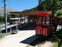 am Bf Riffelalp, im Hintergrund Triewagen der Gornergratbahn