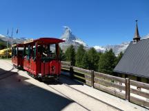 am Abzweig zur Garage (links), im Hintergrund das Matterhorn