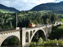 Güterzug auf dem Viadukt von Solis, Fahrtrichtung Chur