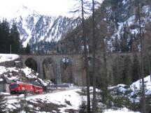 Albulaviadukt III (über den der Zug eben fuhr, nun dank Spiraltunnel auf tieferer Ebene)