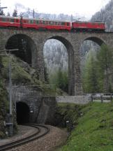 Albulaviadukt III, links unten Spiraltunnel Toua (677 m), durch den der Zug zuvor fuhr