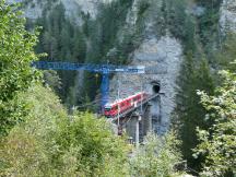 Viadukt über Castieler Tobel (Länge 91 m) vor dem Tunnel Bärenfalle (Länge 249 m)