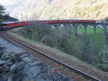 Bernina Express auf dem Wahrzeichen der Berninabahn, dem Kreisviadukt bei Brusio