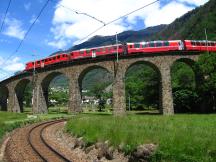 ABe 4/4 II Nr 48/45 (Bj 1972/64) auf dem berühmten Kreisviadukt bei Brusio