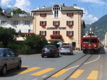Ortsdurchfahrt Le Prese: Richtung Tirano fährt der Zug im Gegenverkehr