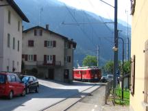 durch Miralago fährt die Berninabahn mal wieder auf der Straße