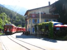 ABe 4/4 II Nr.43 (Bj 1964) vor Zweikraftlok Nr.801 (Bj 1966) auf der Straße in Miralago