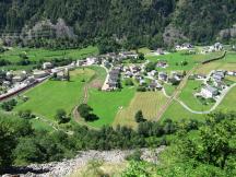 zwei 180° Kehren bei Brusio, ganz links ein Zug am Bf, rechts der Bernina Express