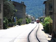 auf der Via Elvezia in Tirano fährt der Zug Richtung St. Moritz in den Gegenverkehr